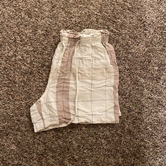 Cute lil’ plaid shorts from Mo:Vintage - Picture 2 of 2